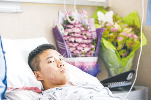 受伤的小陶在昆明延安医院接受治疗，目前已脱离生命危险
