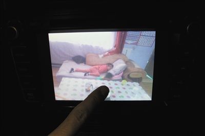 在家长录下的视频中，受害女孩出现做噩梦、自闭、发呆等状况。新京报记者 周清树 摄