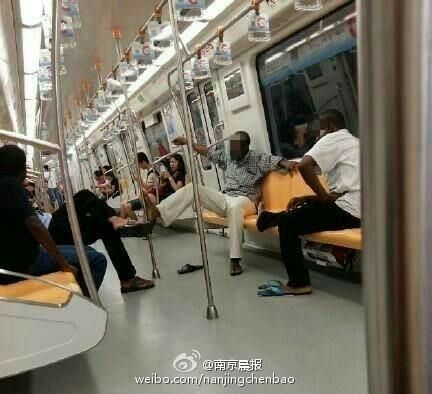 两个非洲黑人坐地铁，众目睽睽之下翘起脚搭在扶手上喧哗