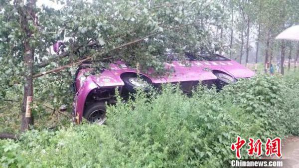 河南南阳大巴侧翻4亡乘客称:翻前司机正打电话(图)