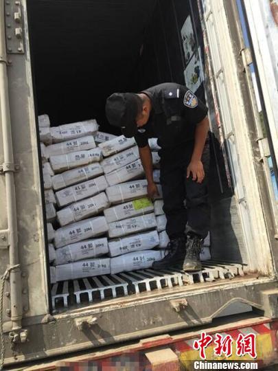 图为警方在统计查获的走私冷冻肉数量。 澜沧县公安局提供 摄