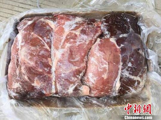 图为查获的走私冷冻牛肉。 澜沧县公安局提供 摄