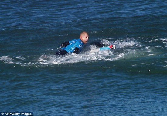 图为范宁在逃跑过程中丢掉冲浪板，迅速游离鲨鱼所在区域。