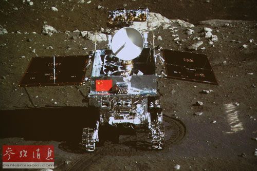 2013年12月15日，月球上开展科学探测工作的“嫦娥三号”着陆器和巡视器进行互成像实验，“两器”顺利互拍。新华社记者王建民摄