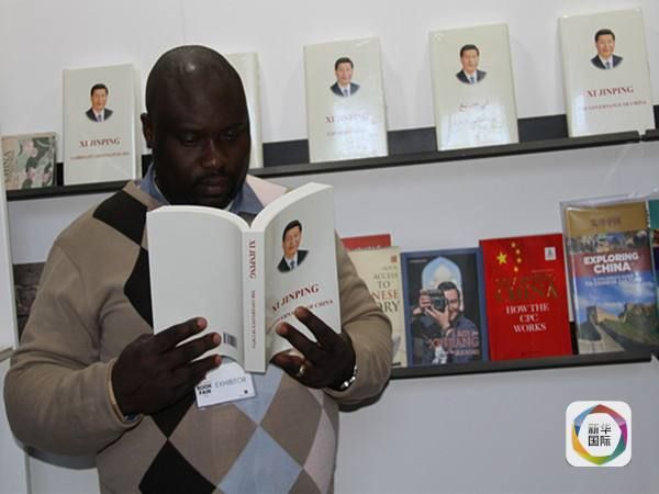 一名非洲读者阅读习近平著作。