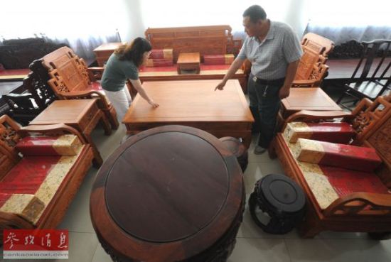 中国顾客在选购红木家具。新华社记者李晓果摄