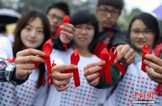 2014年11月30日，来自南京农业大学红十字会学生分会的百余名大学生志愿者来到玄武湖等地，举办以“行动起来，向‘零’艾滋迈进”为主题的公益活动。泱波 摄
