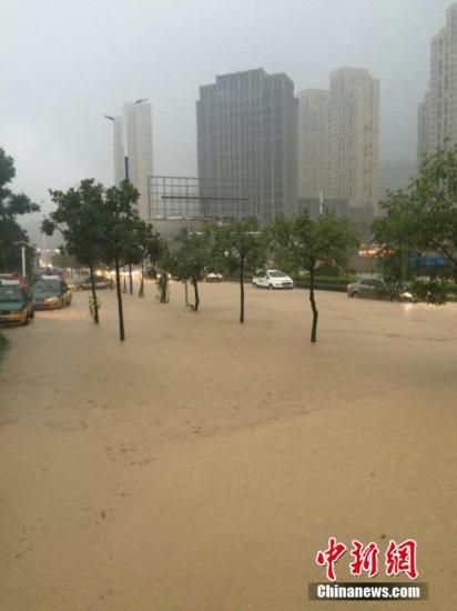 福鼎中汇广场附近遭洪水淹没。林宣 摄