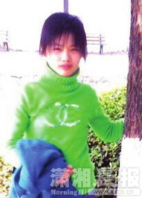 2003年，离家9年的金萍，有了自己的照片。