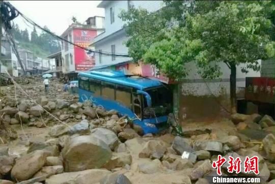 白腊乡遭遇泥石流 钟欣 摄