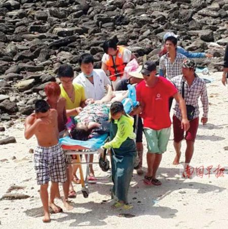 医护人员将遇险游客送往涠洲岛卫生院救治。网友供图 医护人员将遇险游客送往涠洲岛卫生院救治。网友供图