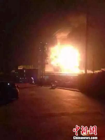 8月18日夜间，广西柳州市柳东新区雒容工业园一工突起大火。 钟欣 摄