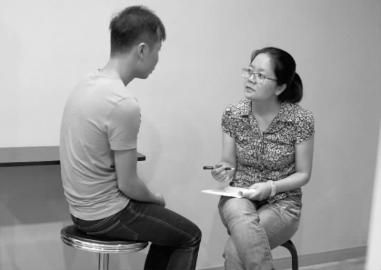 本报情感倾诉栏目心理专家安欣（右）与小李对话 新文化记者 白石 摄 