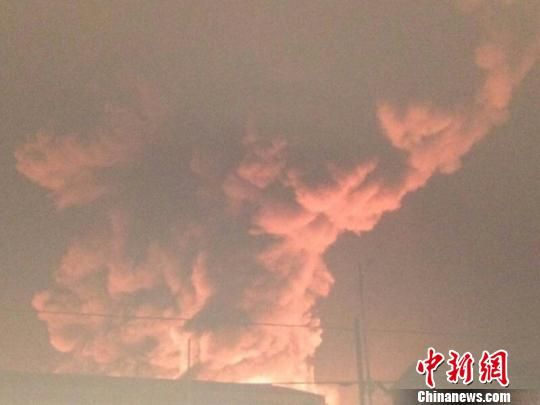 8月18日夜间，广西柳州市柳东新区雒容工业园一工突起大火，现场冒起滚滚浓烟。 钟欣 摄