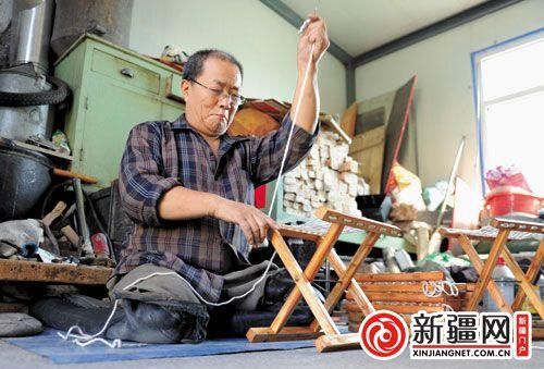 8月18日，杨成立正在家中制作小马扎。