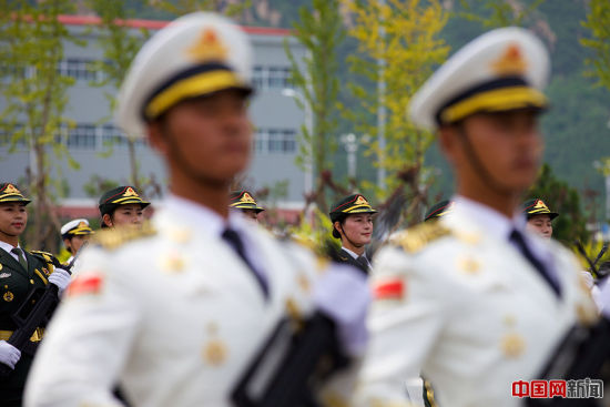 2015年8月14日，北京某阅兵训练基地，正在为抗战胜利70周年阅兵式训练的三军仪仗队官兵。中国网记者 吴闻达 摄