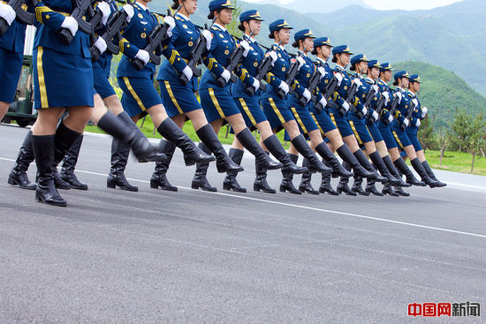 2015年8月14日，北京某阅兵训练基地，正在为抗战胜利70周年阅兵式训练的三军仪仗队女兵。中国网记者 吴闻达 摄