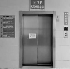 监控显示，维修人员手提警示牌跑向电梯口 　　本组图片 新文化记者 史磊 摄 