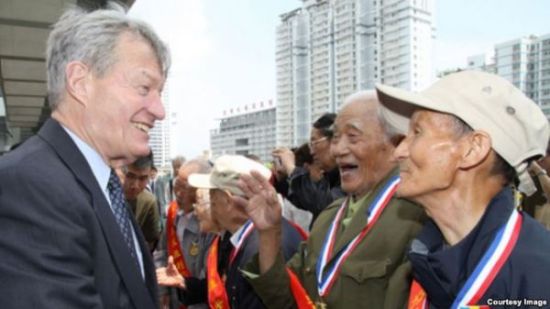 美国驻华大使博卡斯与二战中国老兵会面（图片来源：美国驻中国大使馆）  