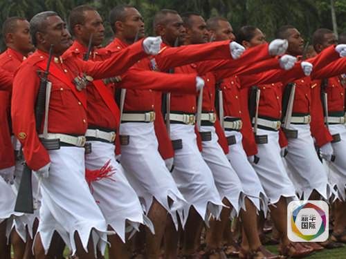 红上衣、白苏鲁（SULU）尖角裙和皮凉鞋是斐军仪仗队“标配”。 