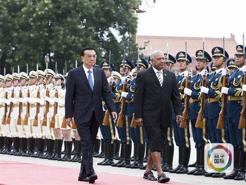 7月份斐济总理访华，身穿的就是斐式正装――上半身西服，下半身苏鲁裙，脚踏皮凉鞋。 