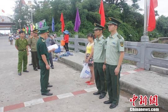 东兴边检站将黄某移交给越南警方　彭思杰　摄
