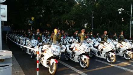 由45辆摩托车和45名武警战士组成的武警部队摩托车国宾护卫方队集结待命