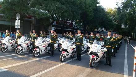 由45辆摩托车和45名武警战士组成的武警部队摩托车国宾护卫方队集结待命