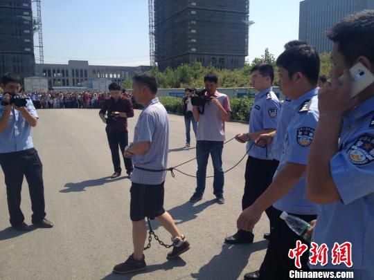12日上午，警方带嫌疑人到案发现场指认。 刘林 摄