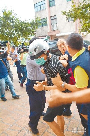张嫌(戴安全帽者)昨天傍晚由警方带回到案,被害家属亲友气愤追打,警察几乎拦不住。 张嫌(戴安全帽者)昨天傍晚由警方带回到案,被害家属亲友气愤追打,警察几乎拦不住。
