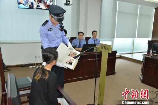 15日，女子姜某某走私象牙一案，在北京市第四中级人民法院开庭审理。图为庭审现场。 张玮 摄
