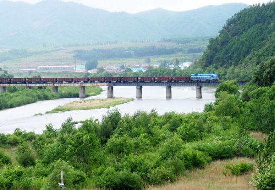 中国政府批复图们江区域开发新规划 这是一列火车进入中国境内（2009年6月摄）。 新华社记者徐家军摄