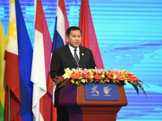 图为9月18日，泰国总理特使、副总理塔纳萨在第12届中国-东盟博览会开幕式上致辞（新华社照片）