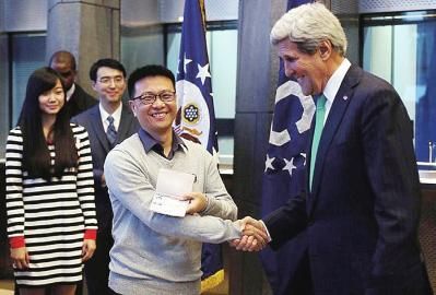 2014年11月12日，美国国务卿克里为首批获得最长10年美国签证的中国申请人颁发新签证。