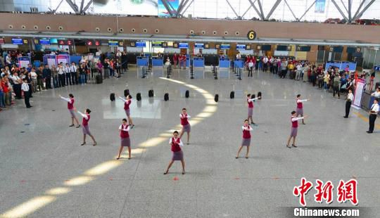 郑州机场空姐演绎国庆欢乐舞。　杨现利 摄