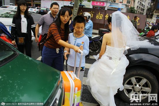 　新娘孤身穿过车流人群到对面马路等婚车 