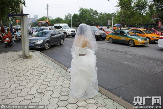 新娘孤身一人路边等待
