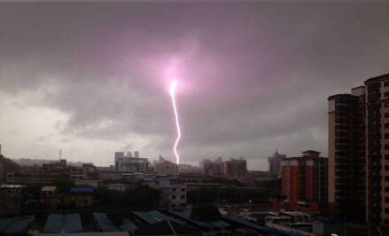广东顺德遭遇龙卷风 风中出现爆炸和火光(图)