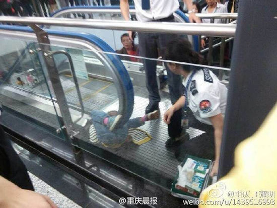重庆轨道交通一儿童被电动扶梯卡住身亡(组图)
