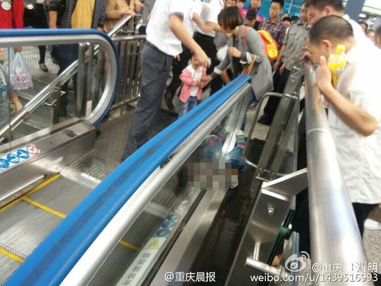 重庆轨道交通一儿童被电动扶梯卡住身亡(组图)