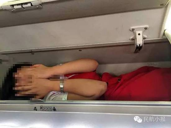 昆明航空多名空姐被恶搞塞进行李架