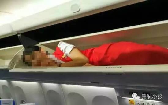 昆明航空多名空姐被恶搞塞进行李架