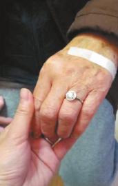 据介绍，这枚戒指是庆祝他们结婚63周年的礼物