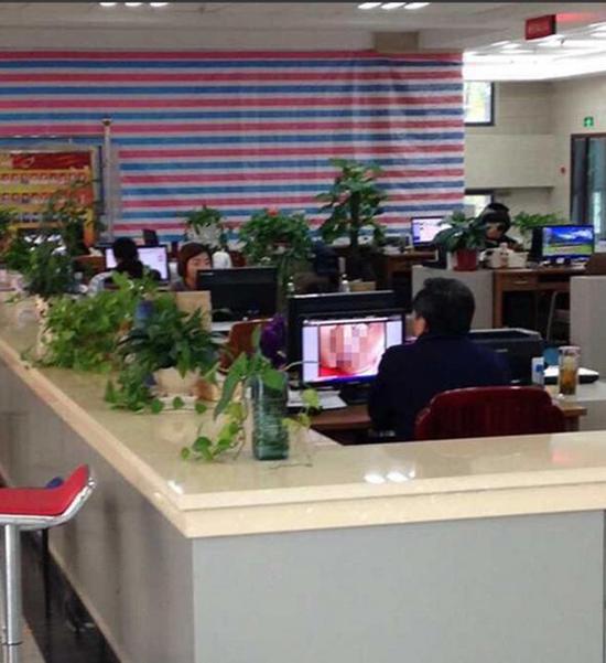 网上曝出图片，霍山县政务服务中心一工作人员在上班时看黄片
