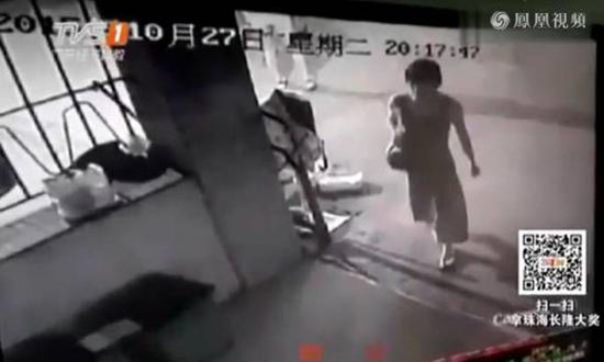 男子扮女装混入女生澡堂 逃跑时假发内衣掉落