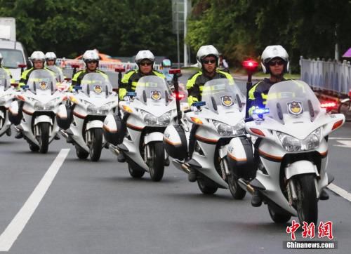 10月10日，中国国内首支旅游警察队伍――三亚市公安局旅游警察支队在三亚市民游客中心正式挂牌成立。