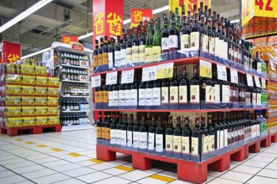 10月29日，上海一家超市内销售的折价葡萄酒。路透社