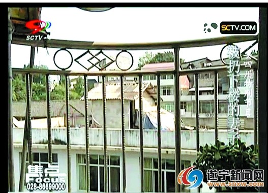 男子从自家五楼阳台将妻子扔下(四川电视台截图)