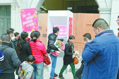 江汉路的“山寨ATM机”吸引不少市民排队。记者金思柳 摄