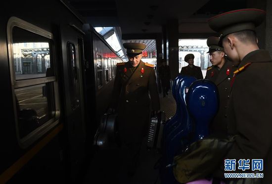 12月10日，访问团成员们抵达北京站。当日，朝鲜国家功勋合唱团、牡丹峰乐团抵达北京，来华进行演出。据悉，这两大朝鲜知名文艺团体将于12日至14日在北京的国家大剧院演出3天。